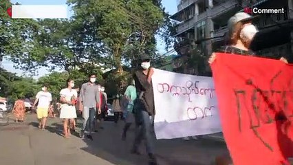 Manifestantes em Myanmar pintam ruas de vermelho pelo sangue derramado