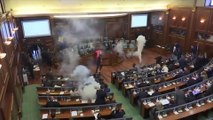 Oylamayı engellemek için meclise göz yaşartıcı gaz attılar