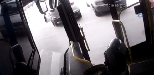 Halk otobüsü şoförü fenalaşan yolcuyu hastaneye yetiştirdi