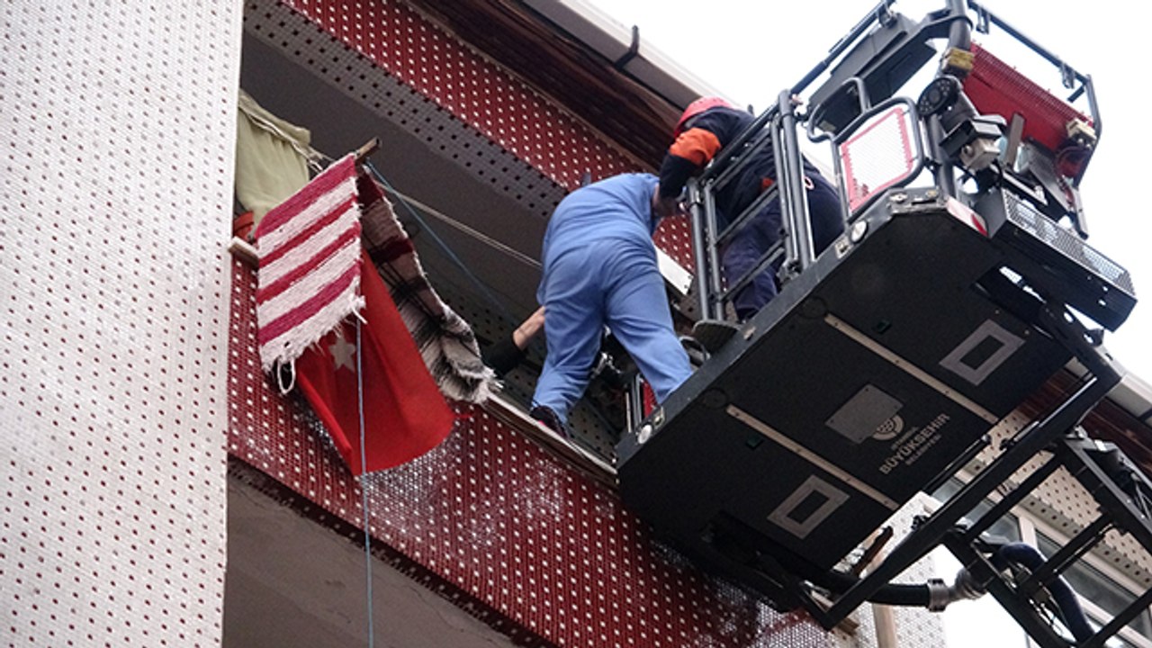 Yangında mahsur kalan 3 kadını itfaiye merdiveniyle kurtarma operasyonu