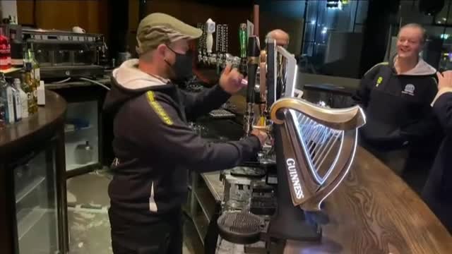 Los pubs ingleses vuelven a abrir sus puertas