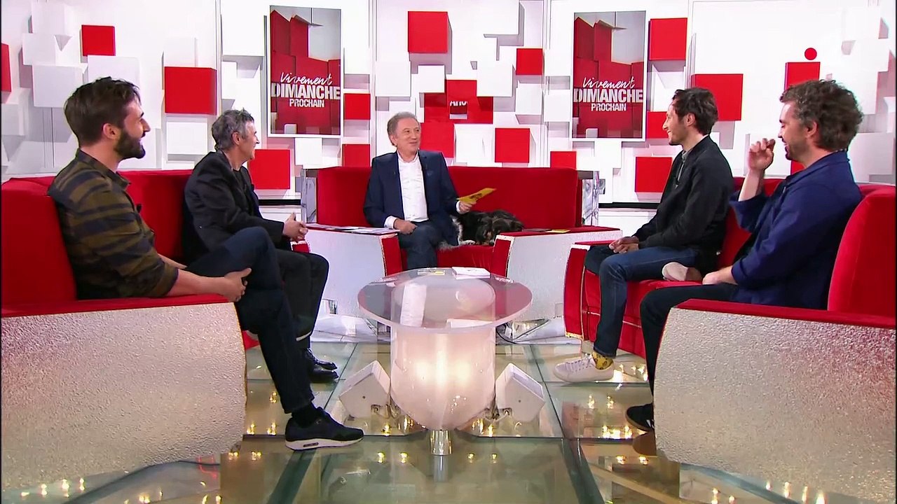 Vianney sur le plateau de l'émission "Vivement Dimanche", sur France 2.