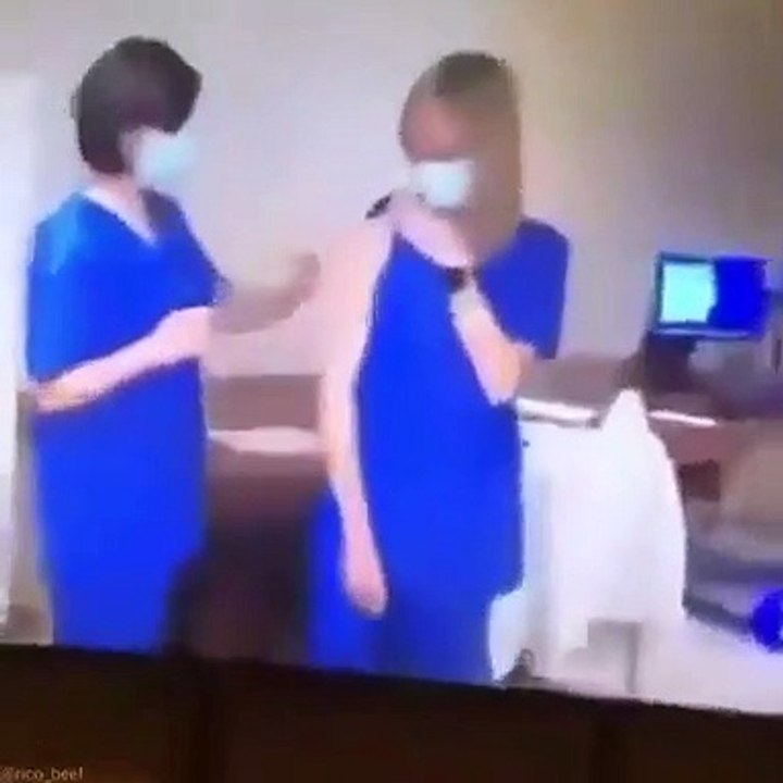 Así nos toman el pelo desde Televisión Espantosa: La vacunación más rara que hemos visto en nuestra vida, la jeringuilla ni siquiera toca el brazo