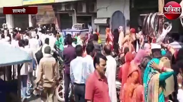 बैंक के बाहर सोशल डिस्टेंसिंग के नियमों की उड़ी धज्जियां