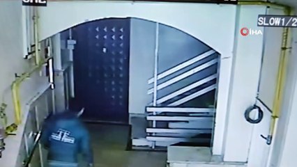 İkametten hırsızlık yapan şahıs kamerada