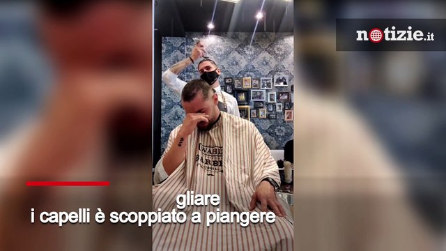 Malato di cancro è costretto a farsi tagliare i capelli ma il barbiere si rasa per solidarietà