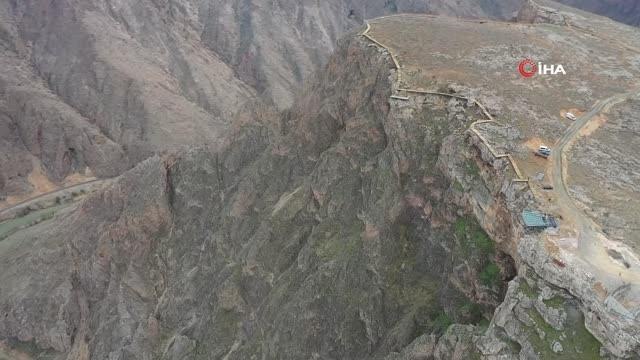 Yerden 200 metre yükseklikte yapılan cam teras, kırılan cam efekti özelliği nefes kesecek