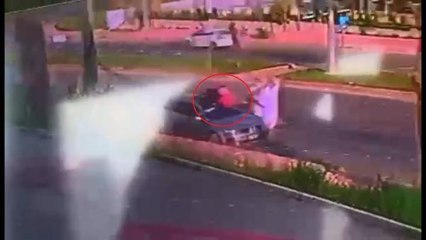 Son dakika haberleri! OTOMOBİLİN ATIK KAĞIT TOPLAYICISINA ÇARPTIĞI KAZA KAMERADA