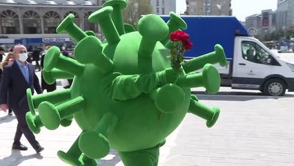 Son dakika haberleri! Bağcılar'da Kovid-19 salgınına dikkati çekmek için "koronavirüs" kostümlü etkinlik düzenlendi