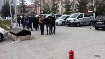Polis kılığında eve girip 6 parça değerli taşı gasp ettiler