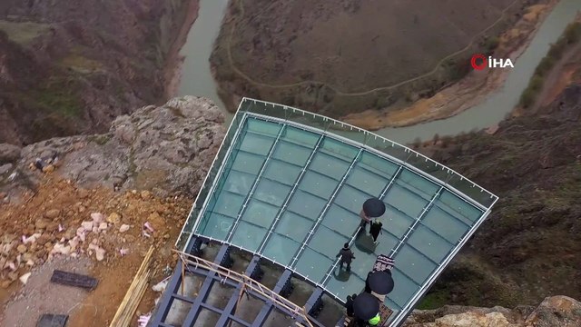 Yerden 200 metre yükseklikte yapılan cam teras, 'kırılan cam efekti' özelliği nefes kesecek