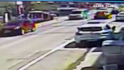 Virajı alamadı, su kanalına böyle düştü