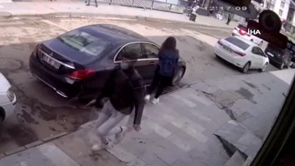 Son dakika haber! Dehşeti yaşattı...Sırtından bıçaklayıp kaçarken kameralara böyle yakalandı