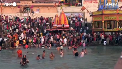 India, fedeli nel Gange nonostante la pandemia