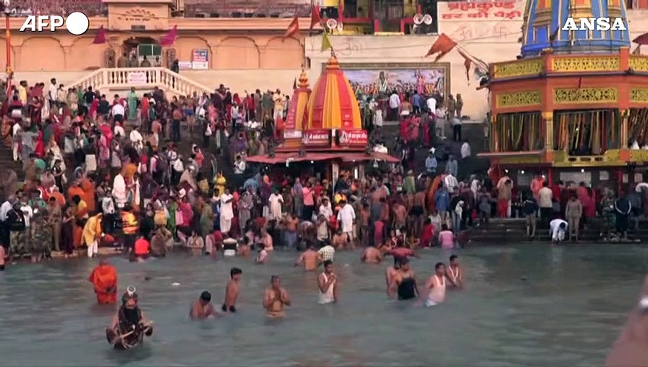 India, fedeli nel Gange nonostante la pandemia