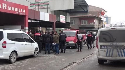Dükkanında boynundan vurulan genç kurtarılamadı