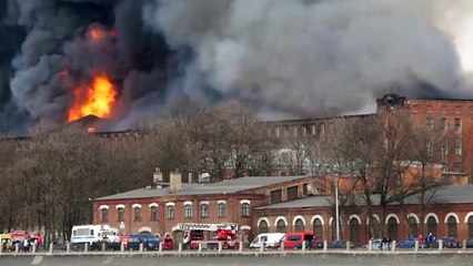 Incêndio consome fábrica histórica na Rússia
