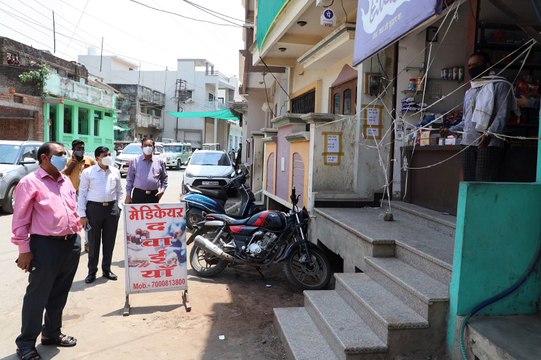 माैहल्लों में घूमे कलेक्टर, लोगों से किया टीका लगवाने का आग्रह