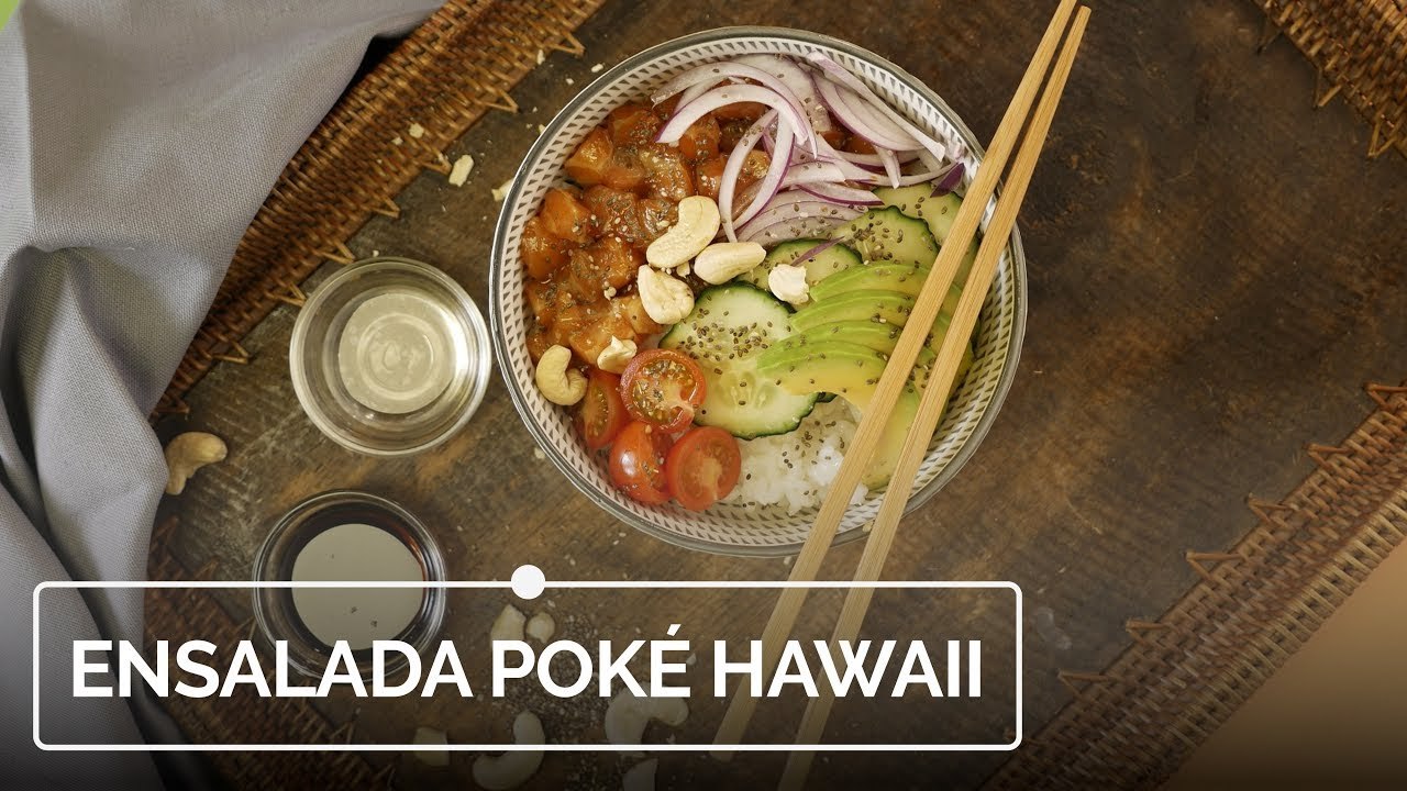 Ensalada poké hawaiana de arroz, salmón y aguacate