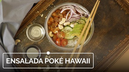 Ensalada poké hawaiana de arroz, salmón y aguacate