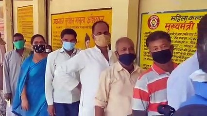 टीकाकरण कराने वालों की उमड़ रही भीड़