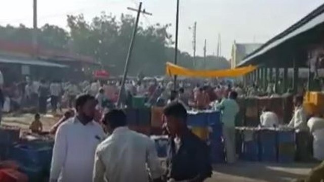 UP: Covid rules violated in Sambhal market