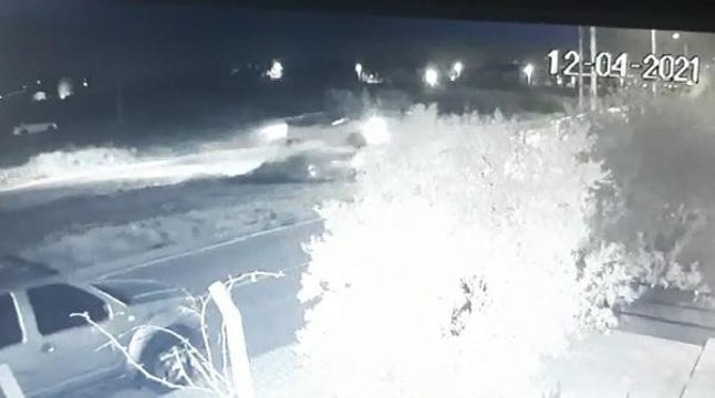 HAFİF TİCARİ ARAÇ, BAHÇE DUVARINA ÇARPTI 1 ÖLÜ, 1 YARALI