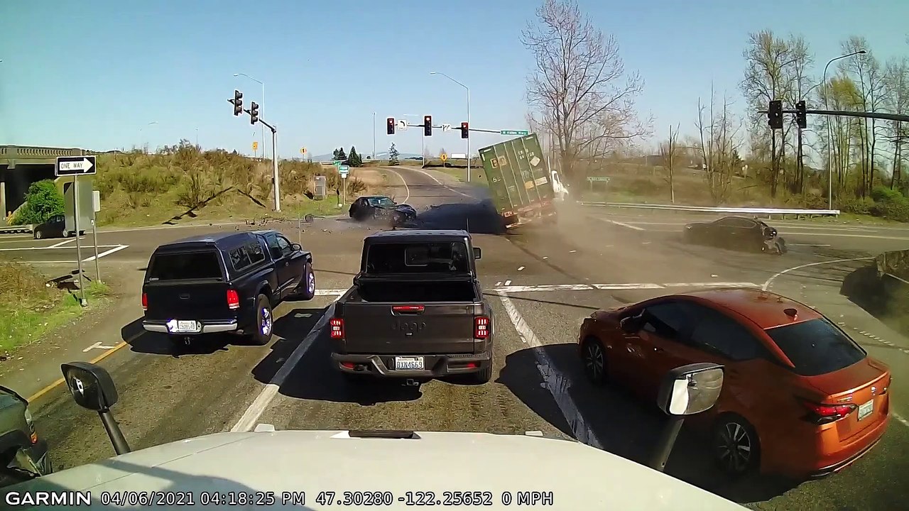 Un camion sans freins provoque un accident spectaculaire