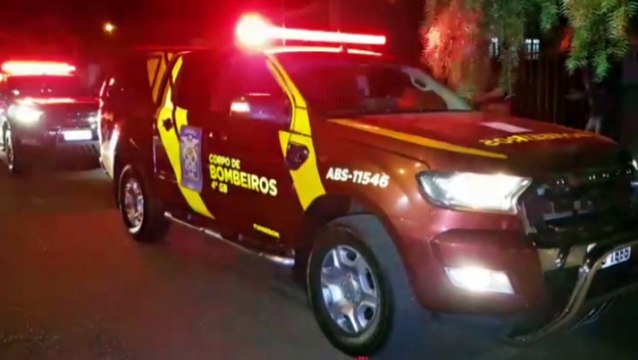 Homem ferido por faca é socorrido no telhado de residência no Jardim Veneza