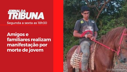 Amigos e familiares realizam manifestação por morte de jovem