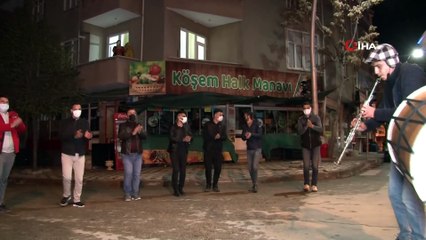 Elazığ’da klarnetli, davullu sosyal mesafeli sahur halayı