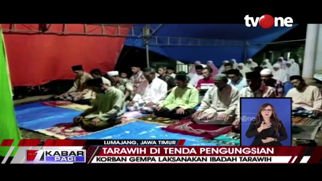 Korban Gempa Jawa Timur Laksanakan Ibadah Tarawih di Tenda