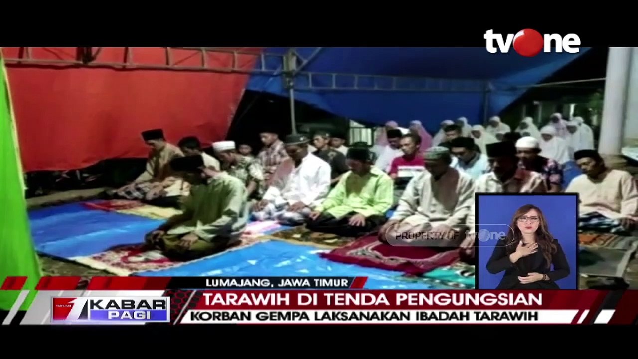 Korban Gempa Jawa Timur Laksanakan Ibadah Tarawih di Tenda