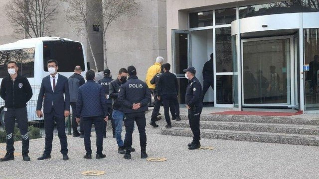 'Bildiri' soruşturmasında serbest bırakılan 14 amiral adliyeden ayrıldı