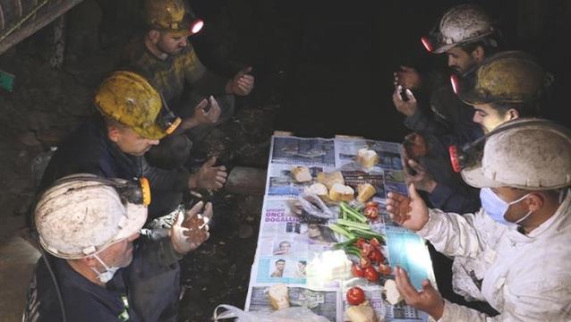 Zonguldak'ta Ramazan böyle başladı! Yerin metrelerce altında ilk sahur