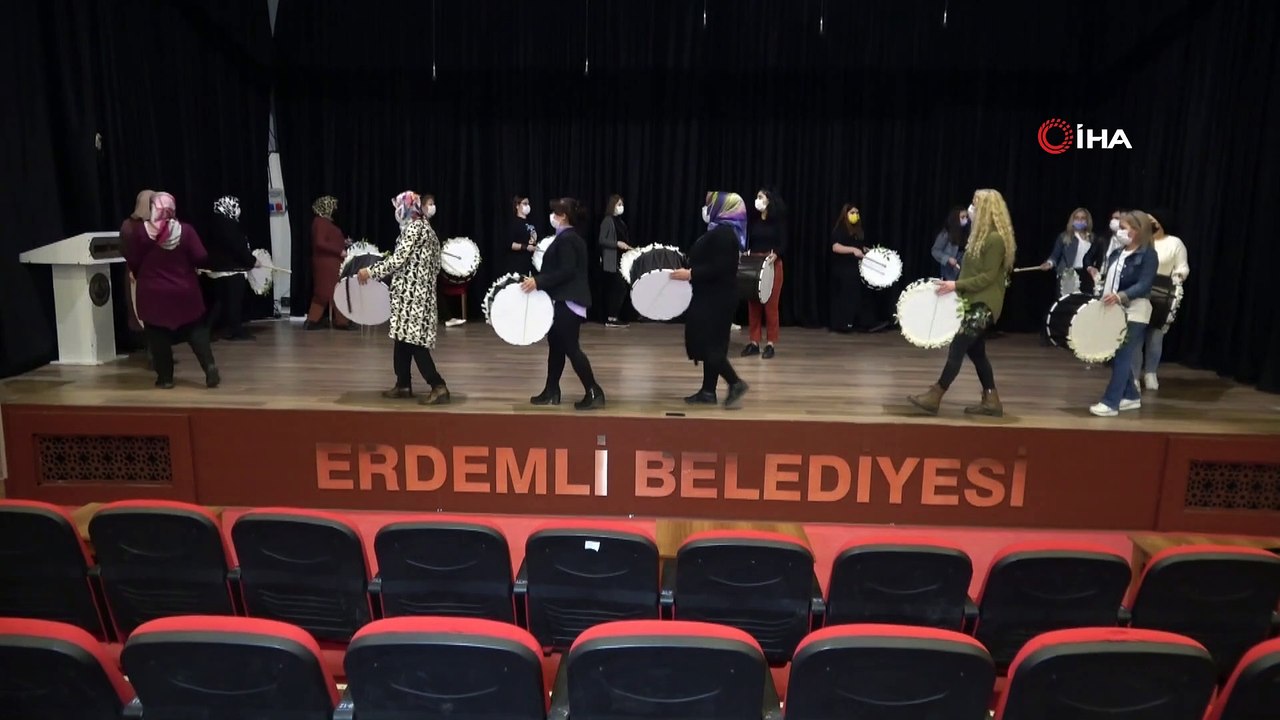 Gönüllü Ramazan davulcusu 33 kadın, sahura renk kattı