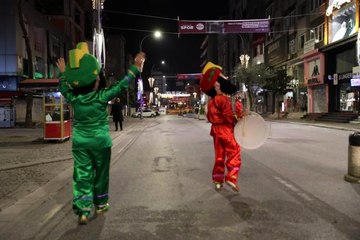 Ümraniyeliler Hacivat ve Karagöz ile sahura kalkıyor