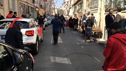 Fatih'te gelin alma töreninde korona virüs unutuldu