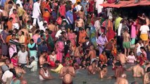 آلاف الهندوس يحتشدون في نهر الغانج رغم ارتفاع الإصابات بكورونا في الهند