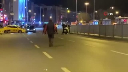 Kazaya karışan şahısların yol ortasında kavgası kamerada