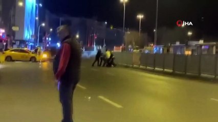 Kazaya karışan şahısların yol ortasında kavgası kamerada