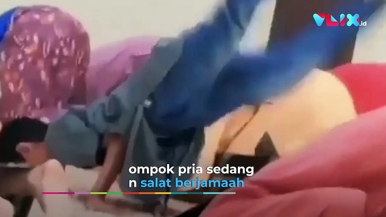 Hendak Sujud, Anak Kecil Ini Malah Lakukan Gerakan Tak Lazim