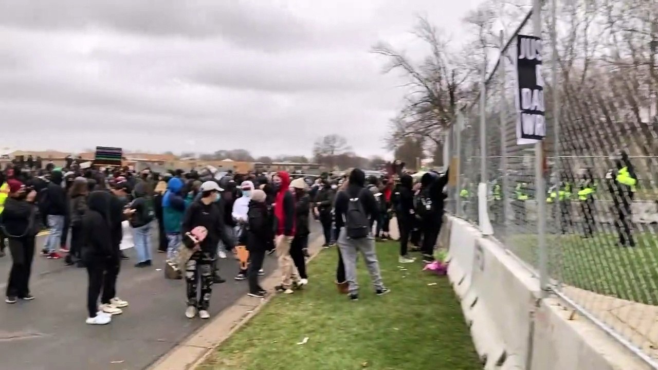 Pistole statt Taser gezückt: Polizistin tötet Schwarzen 'versehentlich'