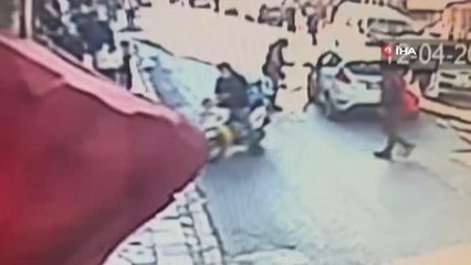 Esenler'de yola fırlayan çocuğa otomobilin çarptığı anlar kamerada