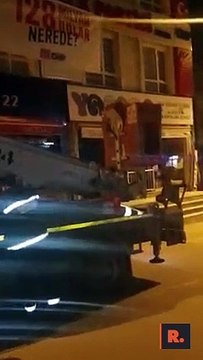 CHP binasındaki 128 milyar dolar afişi savcılık kararıyla indirildi