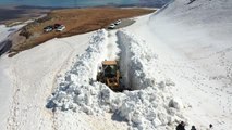 Ekipler, kar kalınlığının yer yer 10 metreyi bulduğu Nemrut Krater Gölü yolunu açmaya çalışıyor