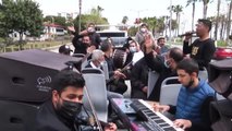 Roman müzisyenler üstü açık otobüsle konser verdi