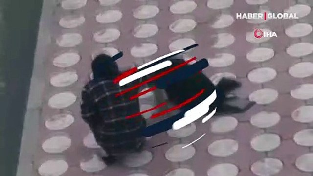 Üşüyen sokak köpeğine kayıtsız kalamadı, montunu çıkarıp üzerine örttü