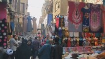 Los egipcios buscan olvidar y celebrar un Ramadán 