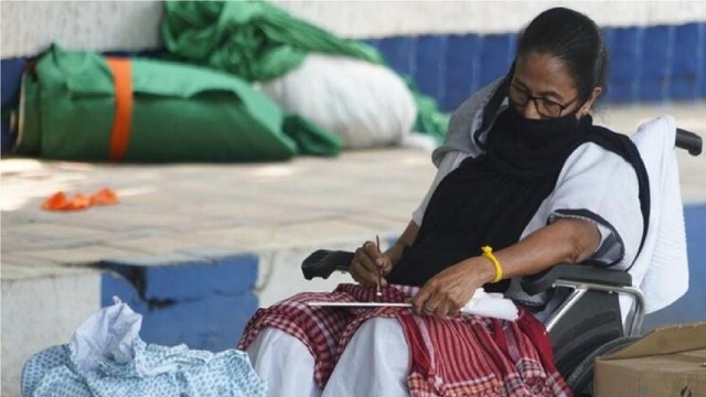 Mamata Banerjee sitting on dharna against EC campaign ban